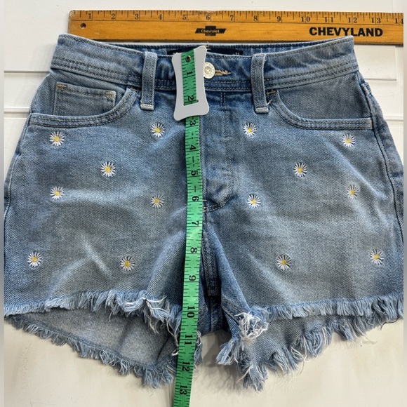 Hollister High Rise Mom 3” Size 00 w23 Daisy Embroidered Cutoff Shorts Denim - Picture 5 of 5